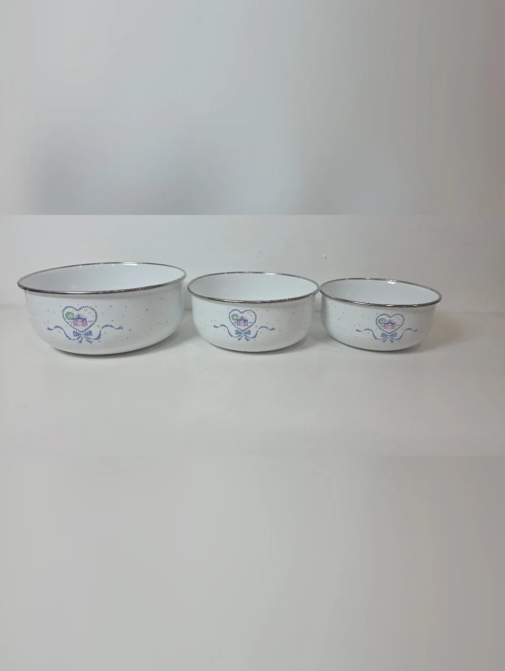 ⭐️ Vintage Set Of Three White Enamelware Nesting Bowls Cottagecore